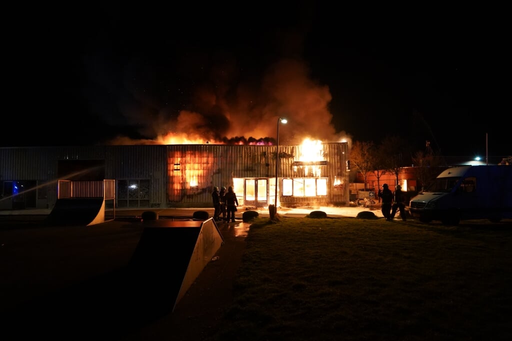 Een zeer grote brand verwoest het bedrijf van Hoekstra Wheels. | Foto: Marc Wonnink.