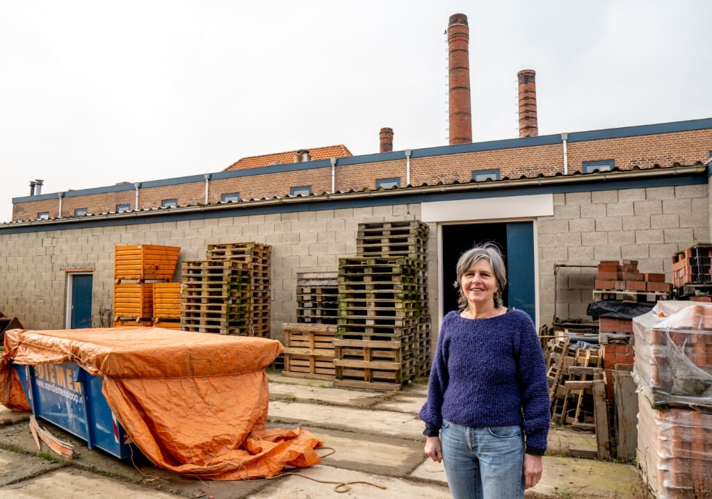 Jolanda Ginjaar op de binnenplaats van de kleiwarenfabriek. | Foto: J.P. Kranenburg