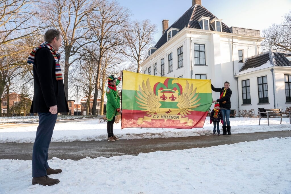 De carnavalsvlag in de Hoftuin. | Foto: Corine Zijerveld