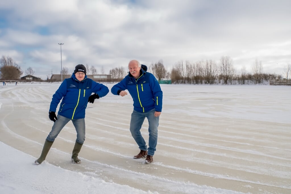 Voorzitter Aad de Vries (rechts) en voormalig voorzitter John de Lange van de VIJL hebben zin in de opening van de ijsbaan. | Foto: J.P. Kranenburg