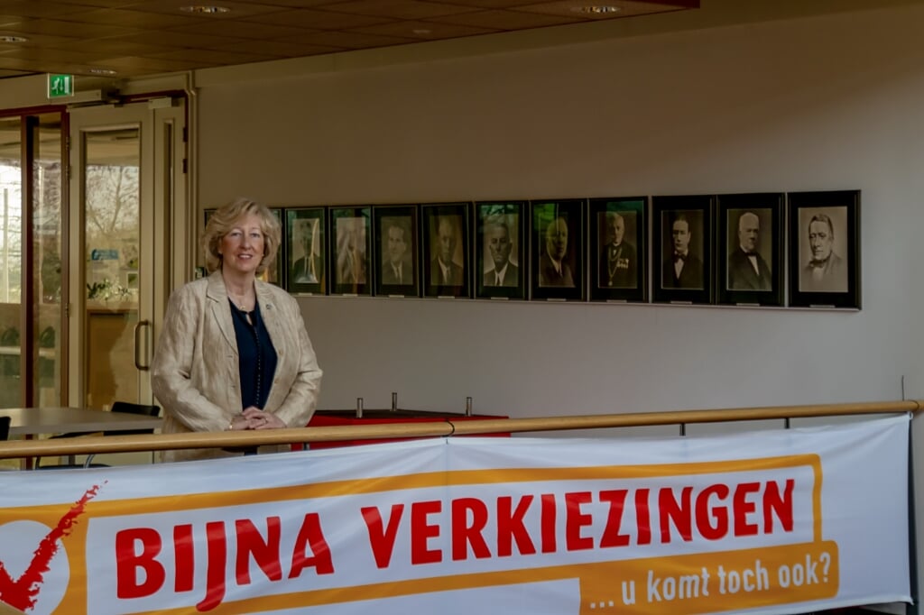 Burgemeester Laila Driessen roept iedereen op vooral zijn of haar stem uit te brengen bij de Tweede Kamerverkiezingen. | Foto: J.P. Kranenburg