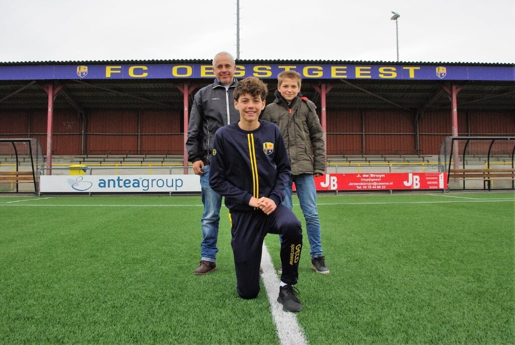Sam Roovers op het FCO hoofdveld met achter hem trainer Bram Veldman en vriend Joeri. | Foto Willemien Timmers