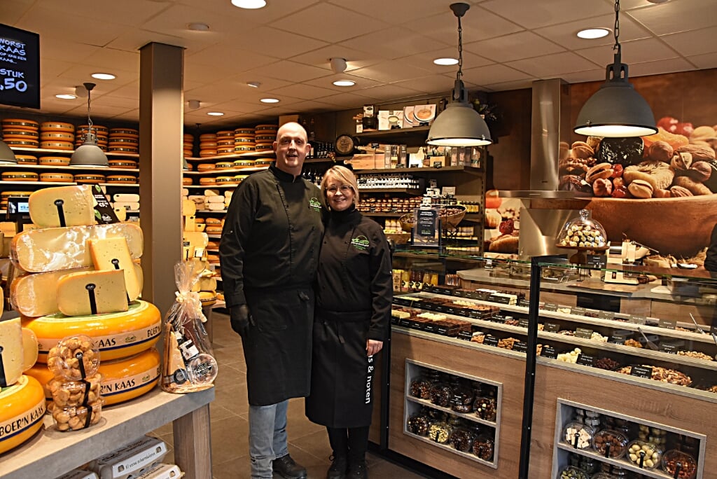 Louis en Miranda van der Velde zijn trots op hun verbouwde winkel. | Foto: Piet van Kampen