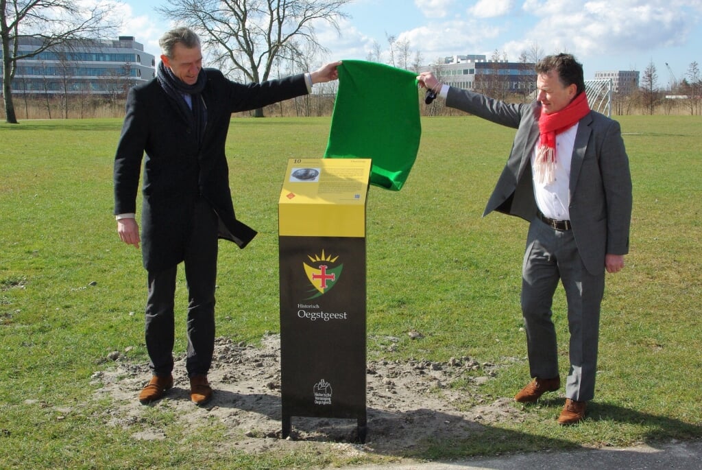 Wethouder Matthijs Huizing en voorzitter Rob Sturm onthullen de informatiezuil in park Landskroon. | Foto Willemien Timmers