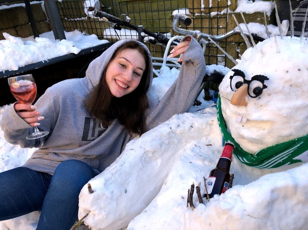 Aileen op een van de laatste foto's, samen met de sneeuwpop die haar moeder voor haar maakte. | Foto van de familie