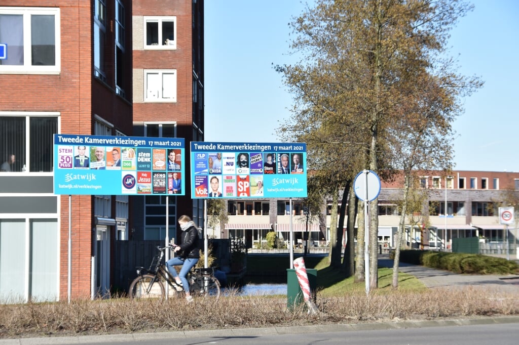 Er valt wel wat te kiezen, zo tonen deze verkiezingsborden bij de entree van Rijnsburg. | Foto: CvdS.