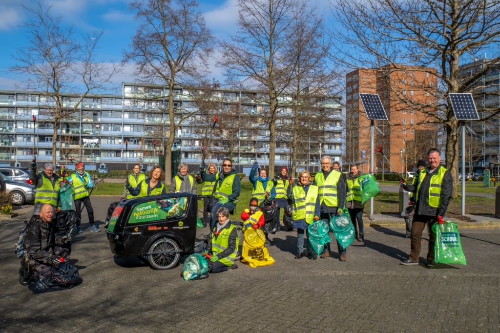 De Straatjutters met een aantal 'losse' vrijwilligers en wethouder Rik van Woudenberg (geheel rechts). | Foto: J.P.K.