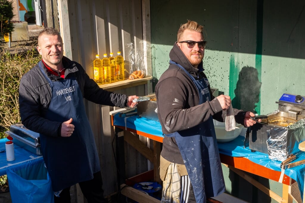 Wijkraadleden Bert Kom en Johan Zuijderduijn bakten zo’n 350 lekkerbekken. | Foto: Paul van Houten
