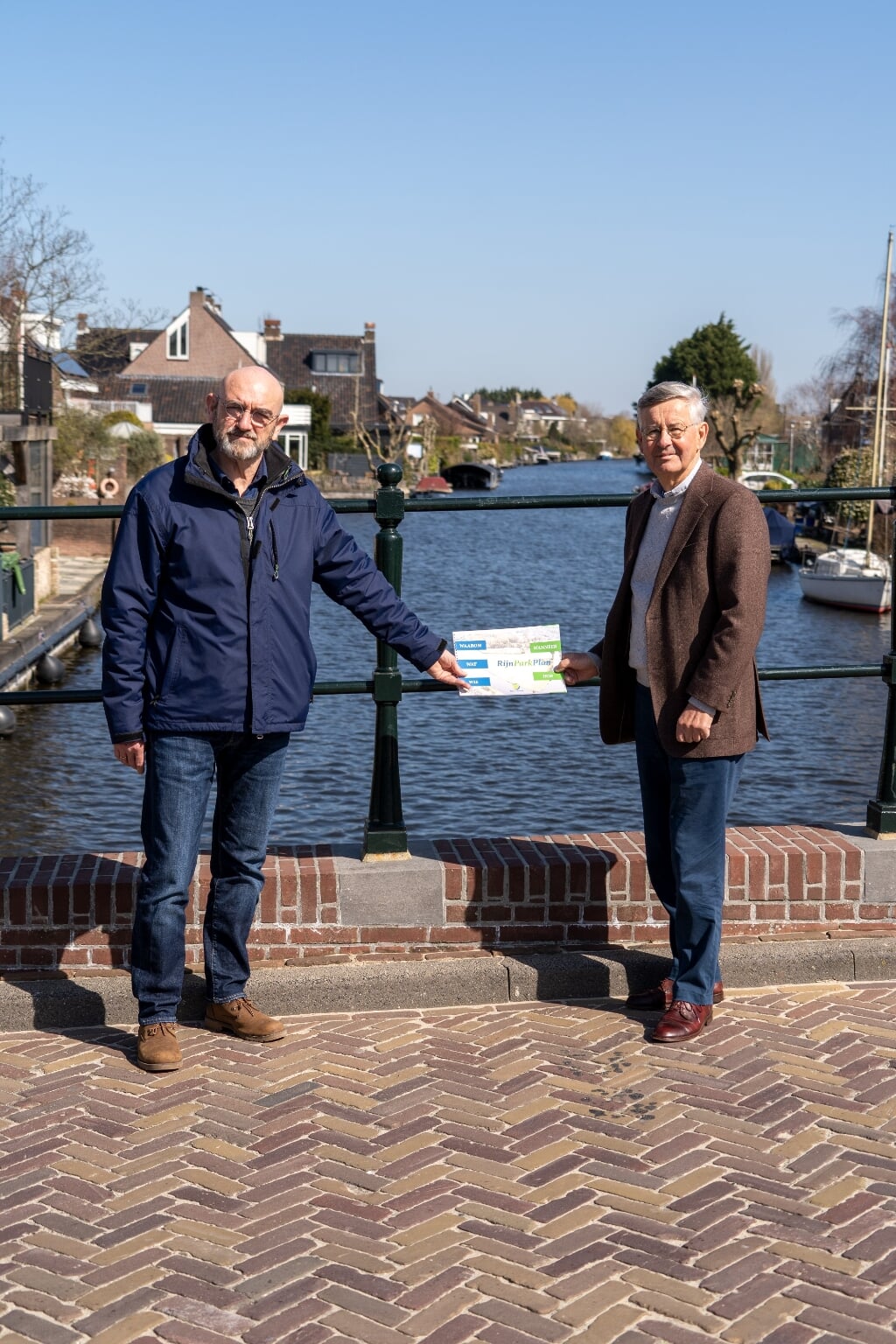 Voorzitter Koos Nijgh (rechts) overhandigt het Rijn Park Plan aan wethouder Rien Nagtegaal. | Foto: Marc Wonnink