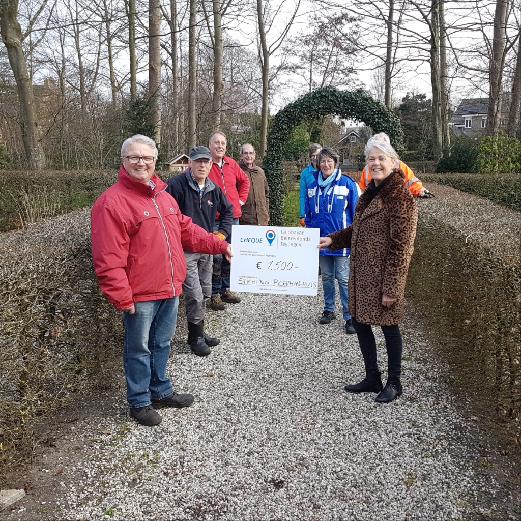 Teun Nelemans en de vrijwilligers (l) ontvangen de cheque van het Jacoba van Beierenfonds van Mary van Putten (r). | Foto: pr. 