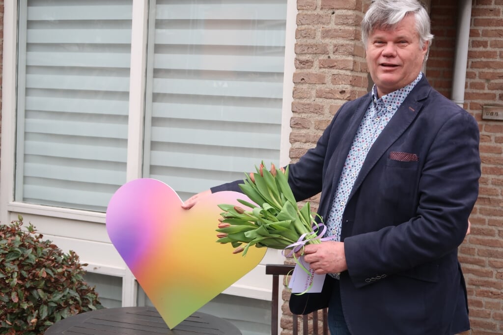 Ook wethouder Kees van der Zwet deelde in Lisse bloemen uit. | Foto: pr