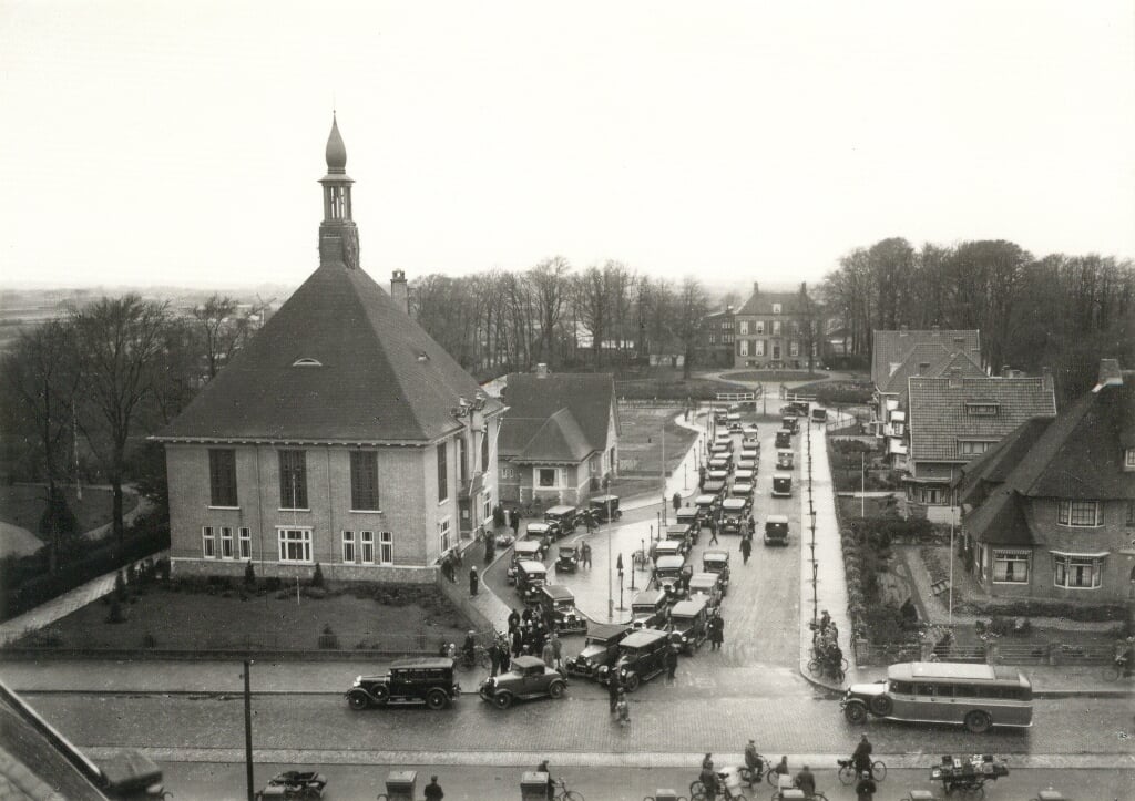 De Wilhelminalaan in 1930, tijdens de opening van het gemeentehuis. | Foto: pr.
