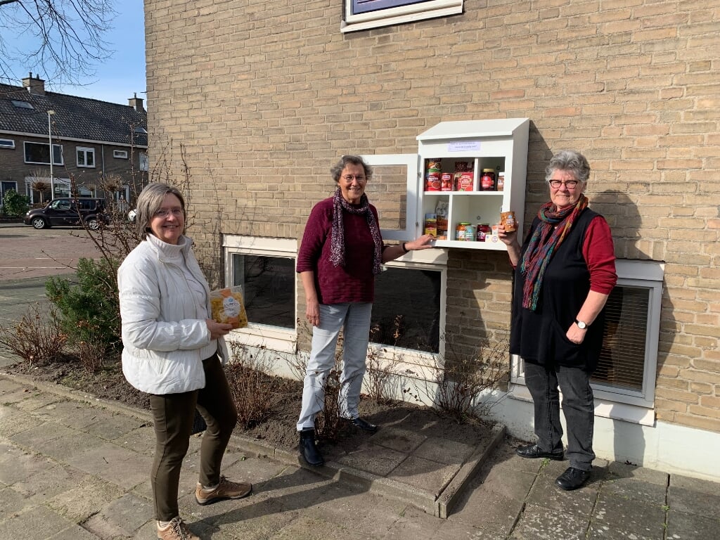 V.l.n.r. Heleen Feenstra, Marijke van Pernis en Ellis Groothoff bij het buurtkastje aan het Burchtpad. | Foto: PR
