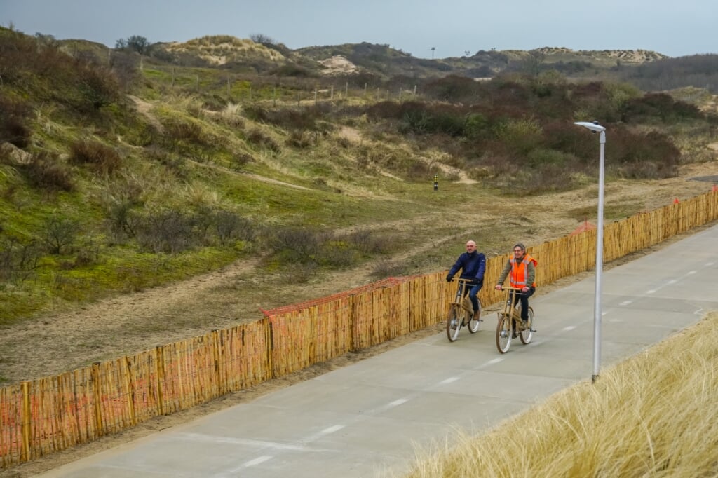 Wethouder Rien Nagtegaal opende al fietsend het nieuwe rijwielpad door de duinen. | Foto: PR
