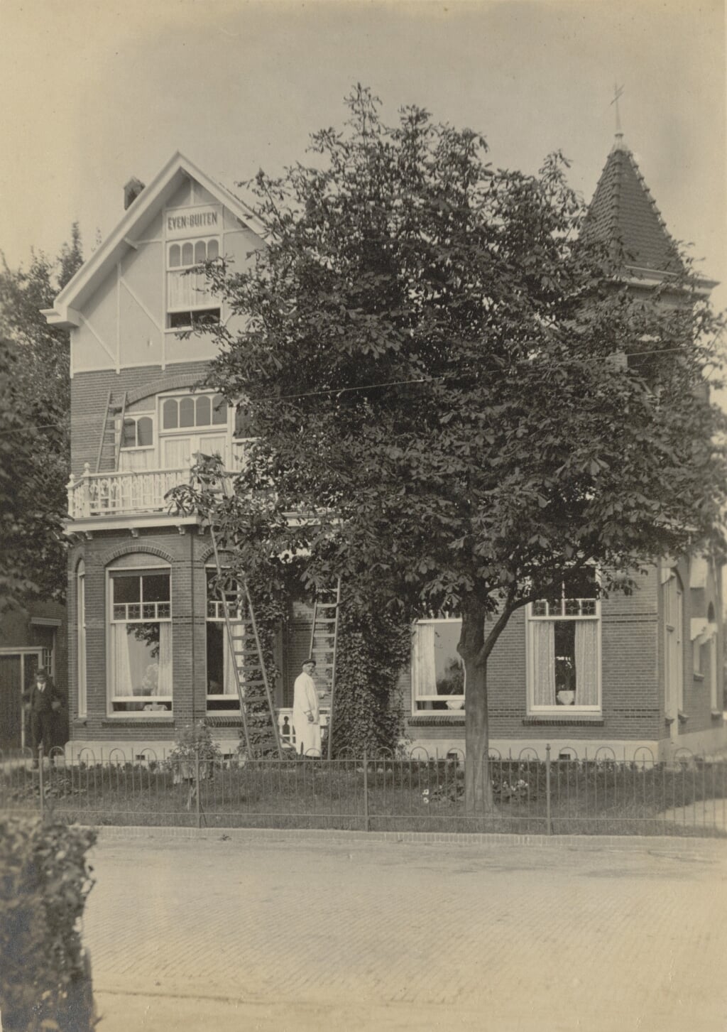 De door J.P. Oudshoorn in 1905 gebouwde villa Even Buiten, nu op de hoek Hoofdstraat/Koetsiersweg. | Foto: pr.