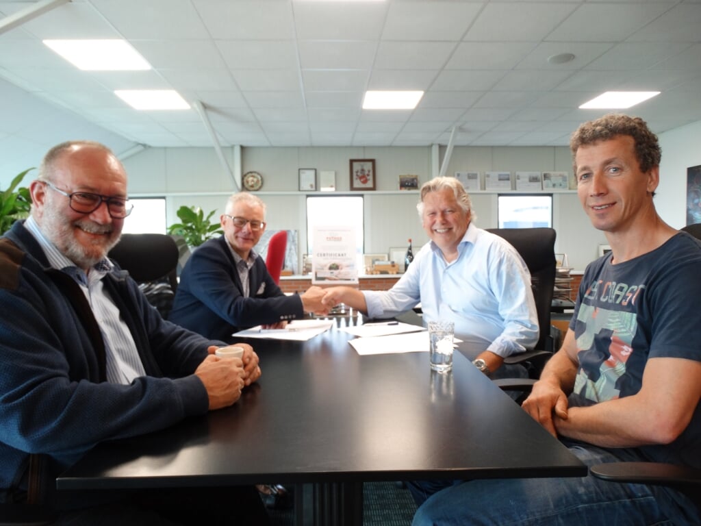 Links Jan Willem de Vries in gesprek met leden van de Club van 100.