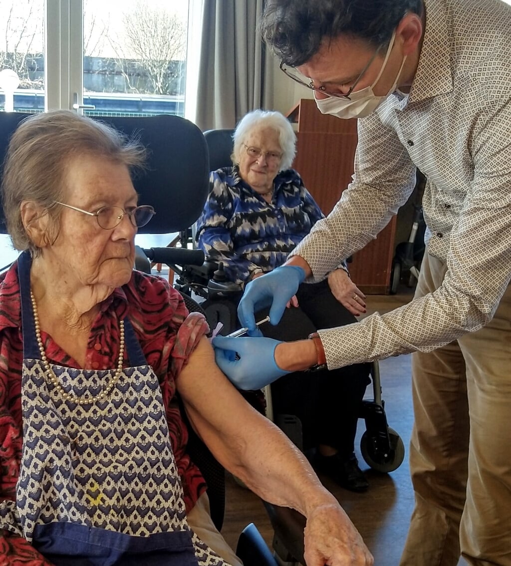 Dankbare bewoner Salem krijgt vaccin van huisarts Herman ten Hove. | Foto: pr