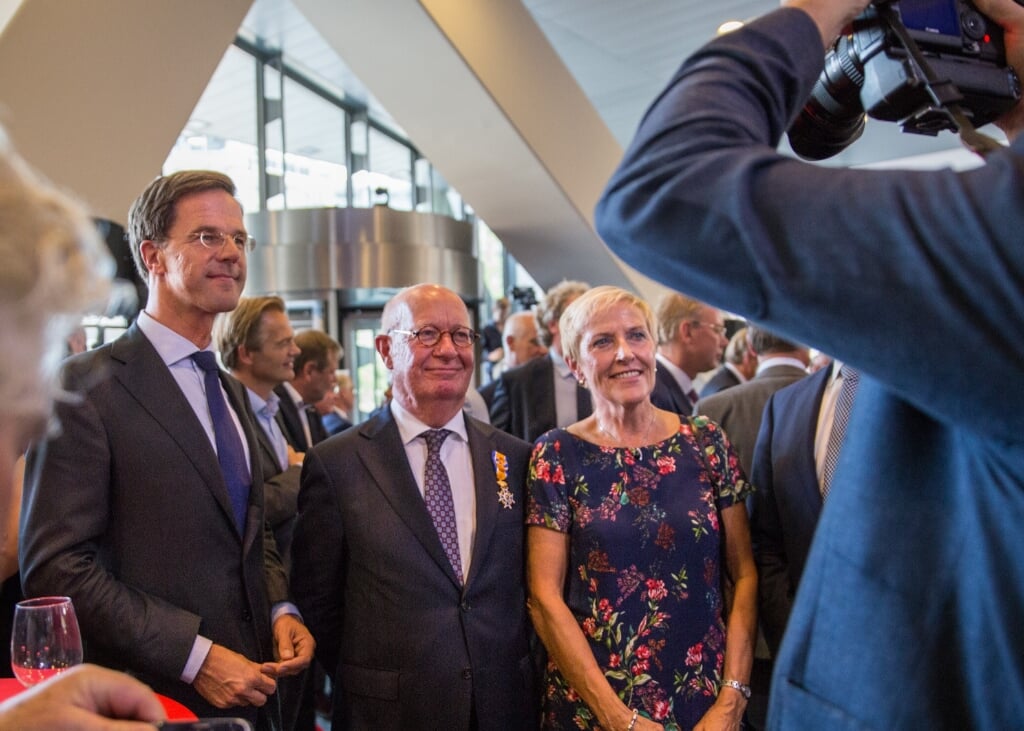 Van Kesteren bij zijn afscheid als directeur VNO-NCW met premier Rutte en zijn vrouw Hanneke. | Foto: pr