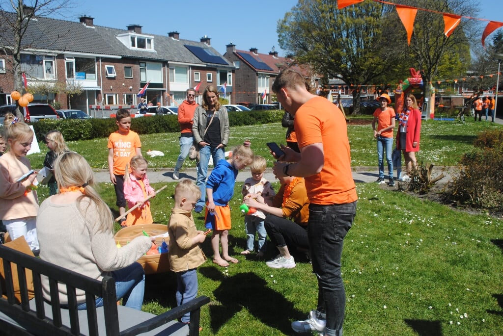 Spelletjes in de Anna van Burenstraat. | Foto: Nelleke Thissen 