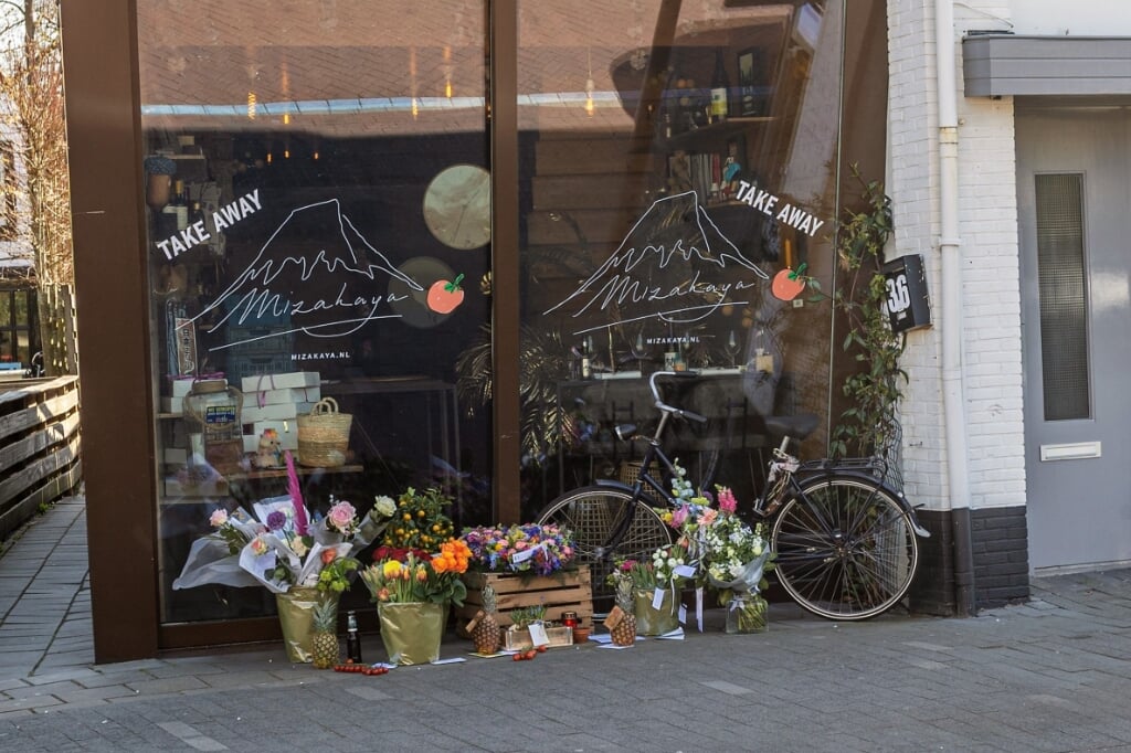 Een laatste groet voor Lex Deelder op de stoep van restaurant Mizakaya in de De Kempenaerstraat in de vorm van bloemen van vrienden, bekenden, collega’s en oud-collega’s. | Foto Wil van ElkFoto: Wil van Elk