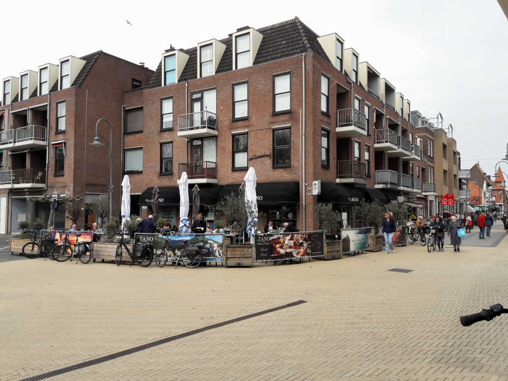 De terrassen en winkels mogen weer -zonder afspraak- open. Daar wordt woensdagmiddag al flink gebruik van gemaakt in Sassenheim. | Foto: MV
