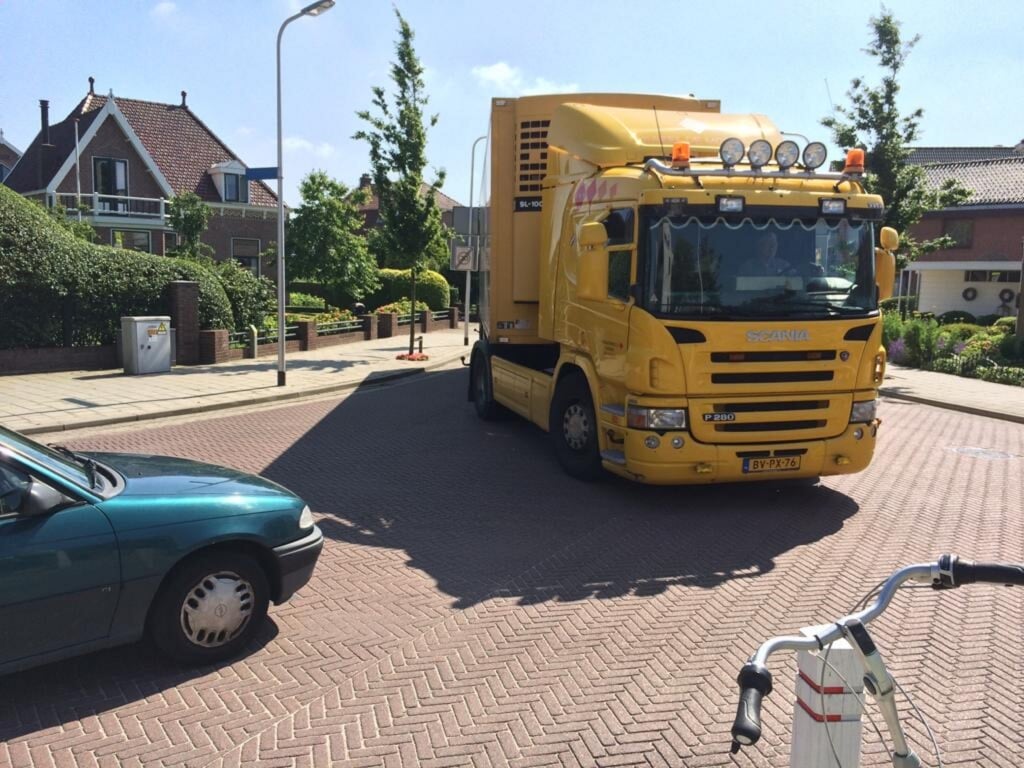 Verschillende raadsfracties willen zo snel mogelijk een vrachtwagenverbod in de Brouwerstraat. | Foto: pr