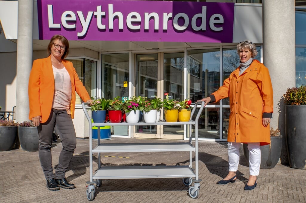 Marlên van Bohemen (links) en Rina Cooijmans met de plantjes. | Foto: J.P. Kranenburg