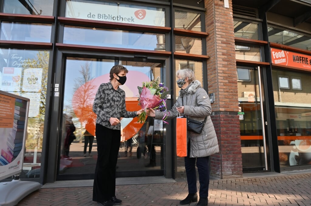 De 20.000e klant ontvangt bloemen. | Foto Wim de Winter