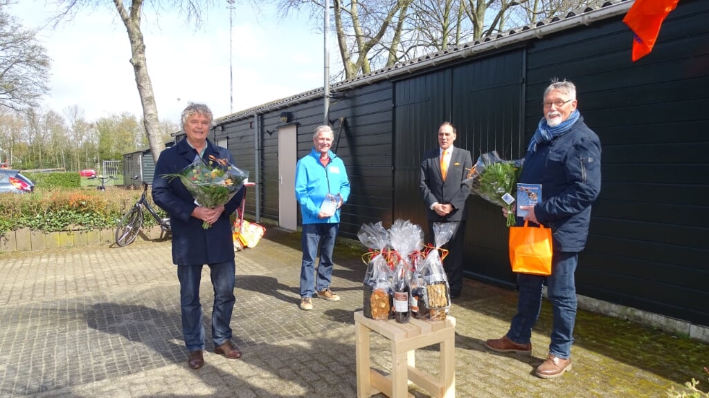 Dick van der Meer (l) en Emiel van der Hoeven (r) krijgen een bedankje. 