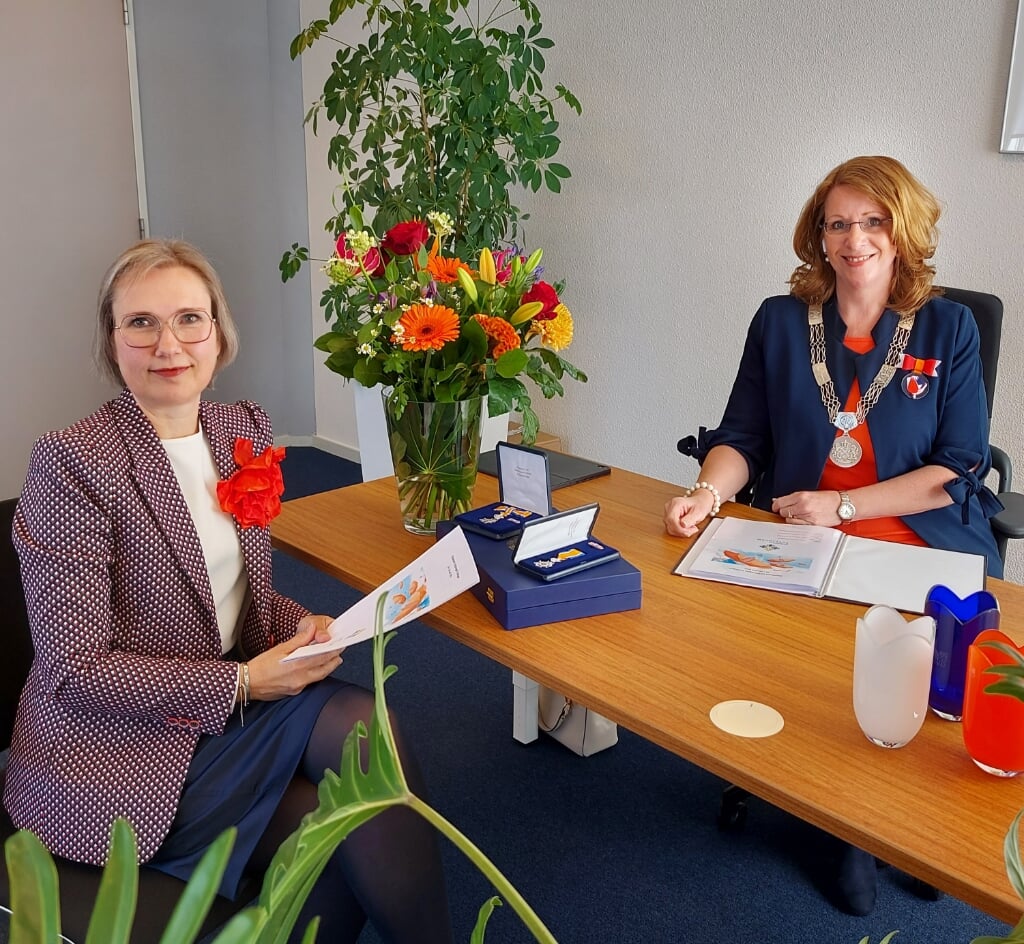 Gaby de Lijster (Kabinetszaken Teylingen) en burgemeester Carla Breuer tijdens de telefonische lintjesregen op maandagmorgen. | Foto: pr.