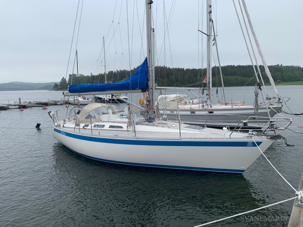 De Svala (Zwaluw in het Nederlands) op de voorgrond in de haven van Stillingsön, Zweden.