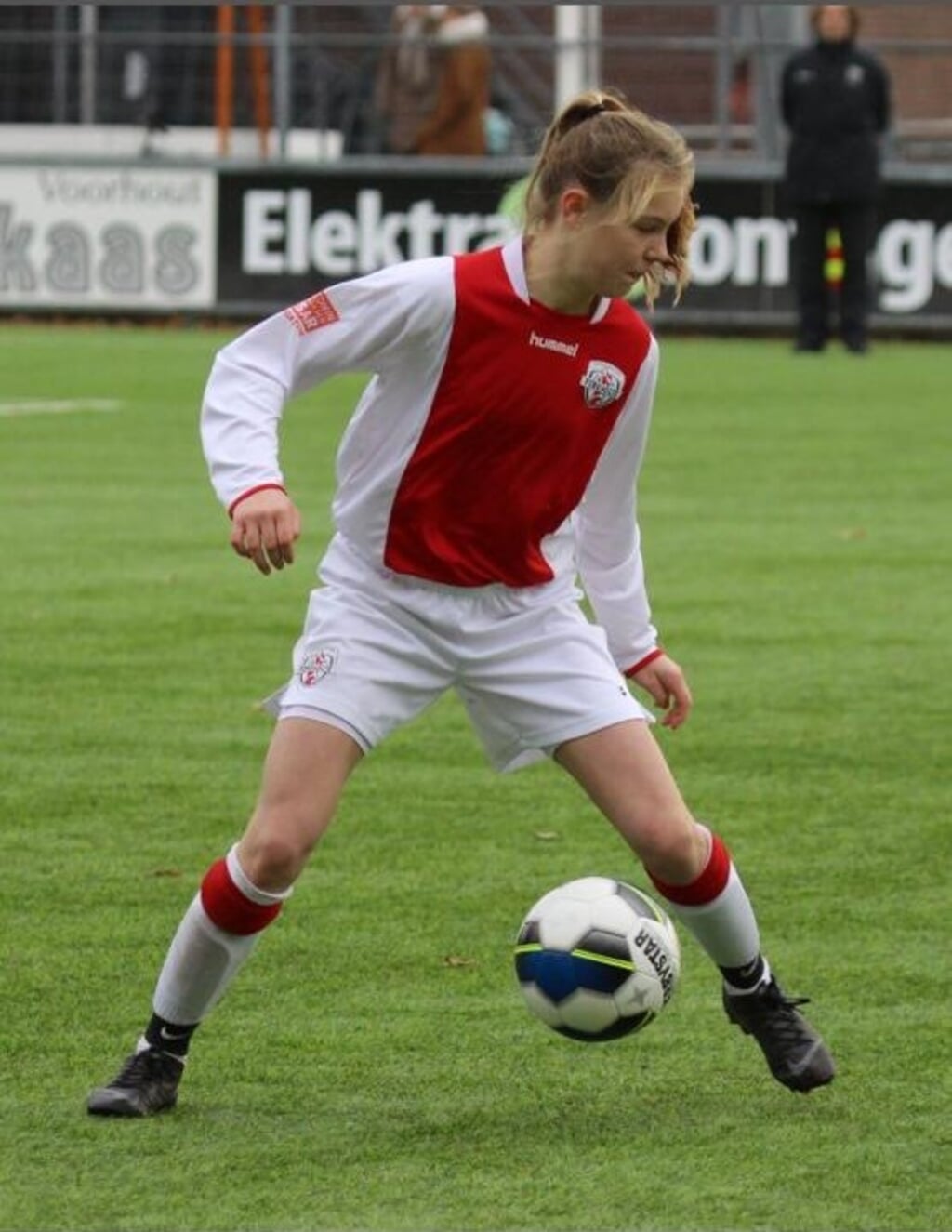 Fleur Huisman blijft in hetzelfde tenue voetballen, maar verruilt de Voorhoutse velden wel voor die in Amsterdam. 