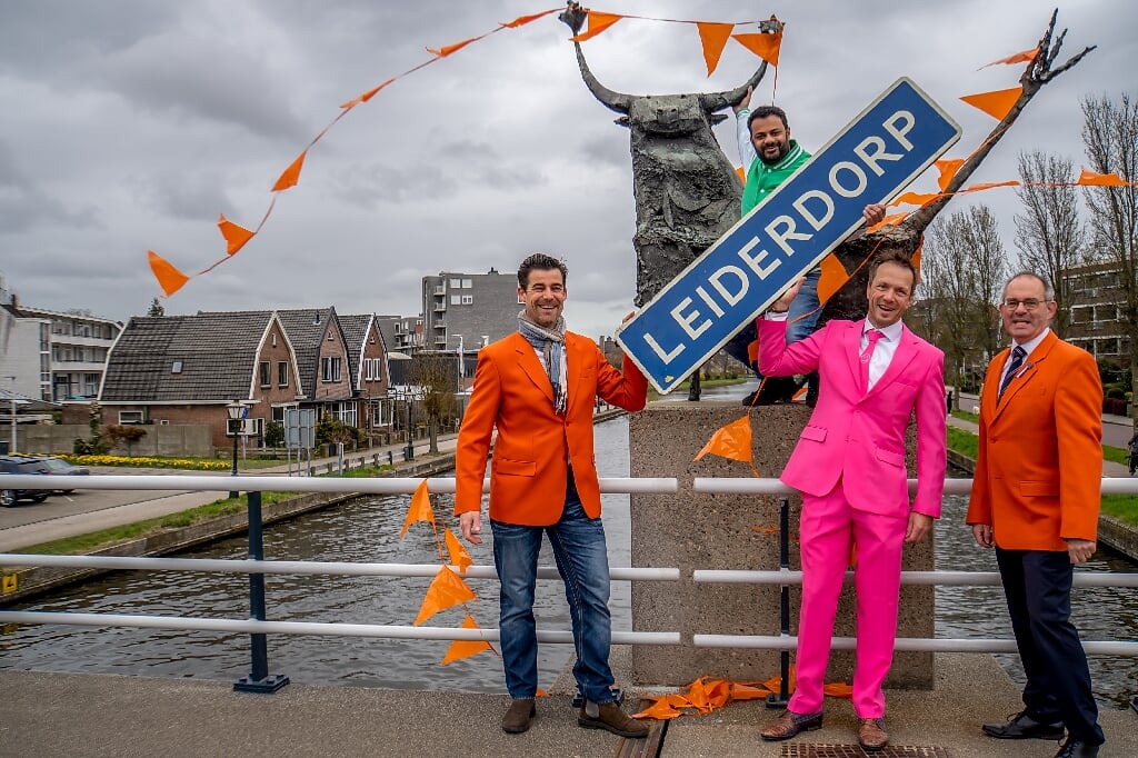 V.l.n.r. Didos van Dam, Rudo Slappendel, Jan Suijkerbuijk en Hans Kruidenberg gaan ervoor zorgen dat Koningsdag 2021 in Leiderdorp ondanks corona toch een feest wordt. | Foto: J.P. Kranenburg