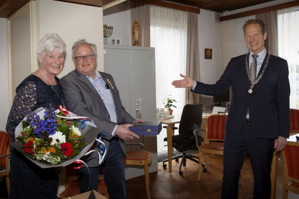 In plaats van de burgemeester mocht echtgenote Ineke de onderscheiding bij haar man opspelden. | Foto: pr.