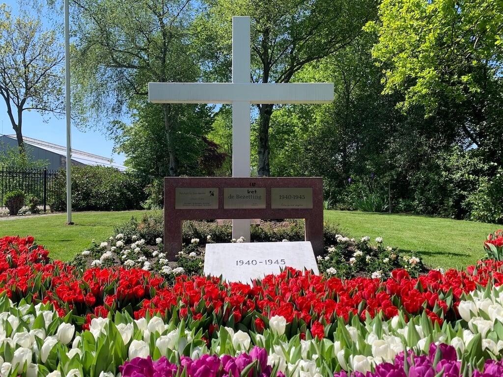 Bloemen bij het oorlogsmonument op de openbare begraafplaats aan de Hoogmadeseweg, op 4 mei 2020. | Archieffoto: PR