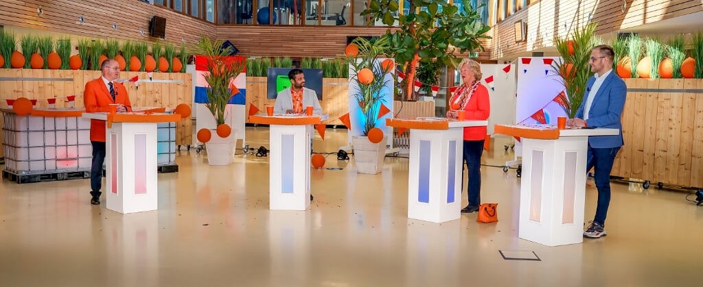 V.l.n.r. voorzitter Hans Kruidenberg van de Oranjevereniging, presentator Rudo Slappendel, burgemeester Laila Driessen en dirigent Niels van der Fits van Tamarco die ook even aanschoof voor een interview . | Foto: C. v.d. Laan