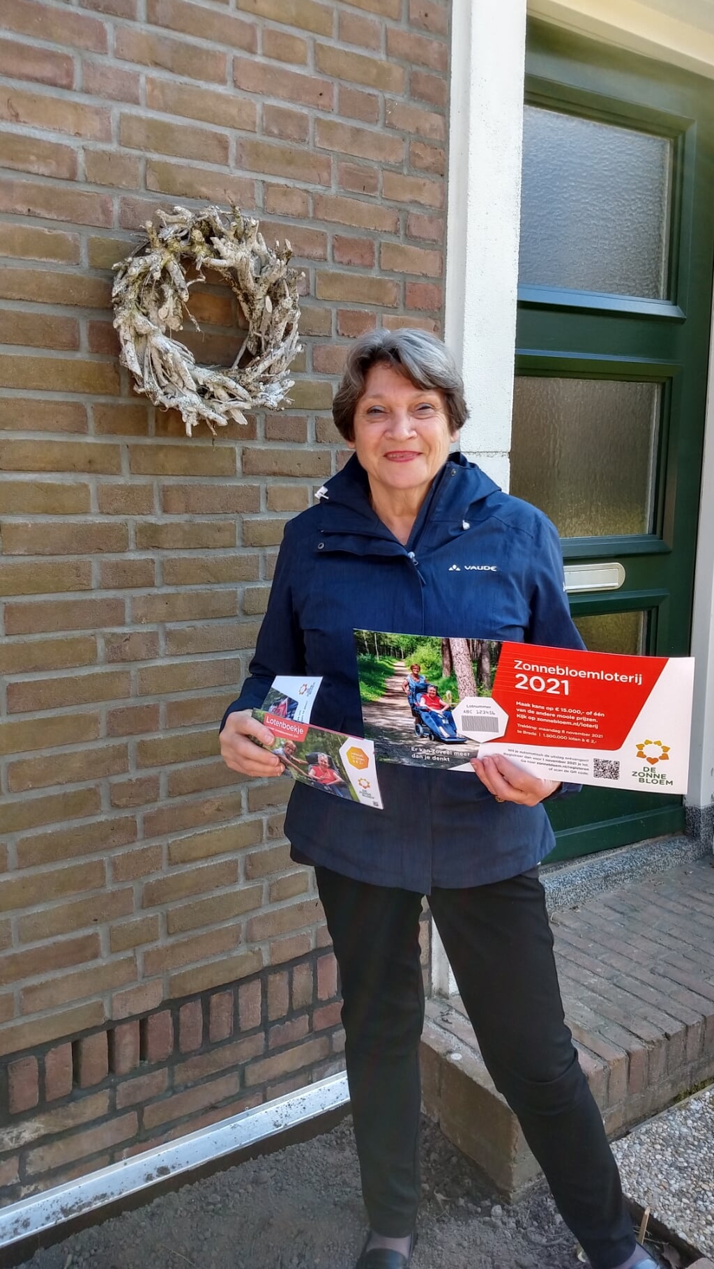 Bestuurslid Joke van der Hulst organiseert de lotenverkoop. | Foto: pr.