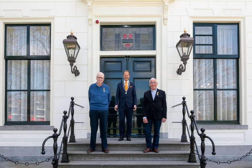 Vanaf links: Jacques Dierikx, burgemeester Arie van Erk en Henk Lamfers. | Foto: Corine Zijerveld.