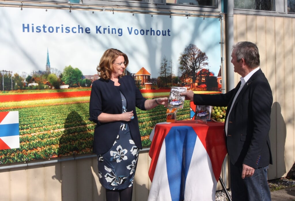 Burgemeester Carla Breuer ontvangt het eerste exemplaar van HKV-voorzitter Cok van Steijn.