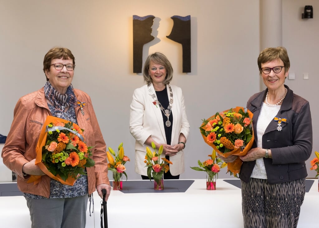 Vlnr: Dini Zonneveld-Mastenbroek, burgemeester Lies Spruit, en Amy Bongers. | Foto: Sven van der Vlugt
