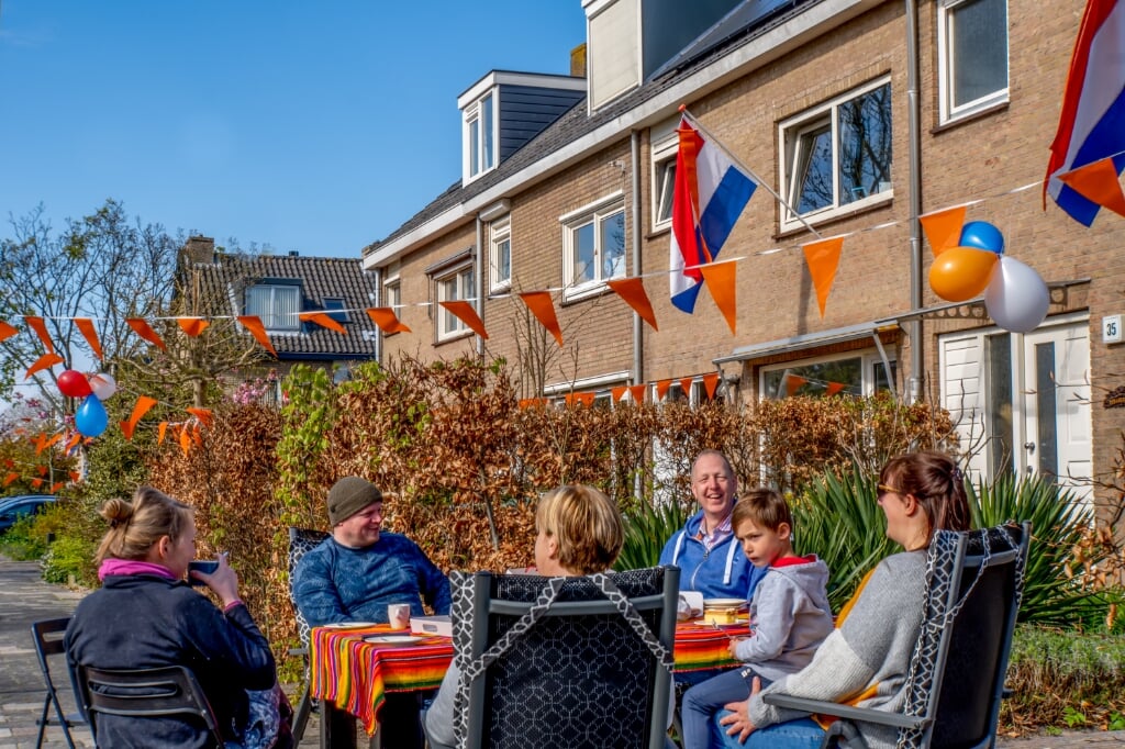 Samen koffie drinken aan de Coornhertdreef. | Foto: J.P. Kranenburg 