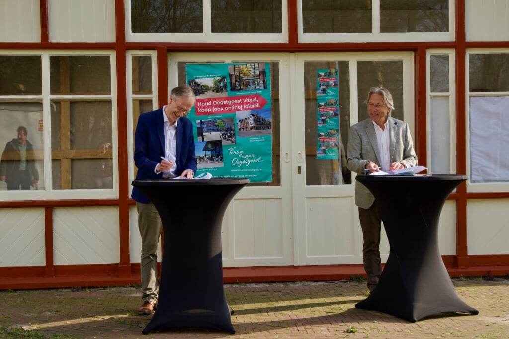 Wethouder Jan Nieuwenhuis en Hans Ludo van Mierlo ondertekenen de nieuwe overeenkomst. | Foto Tim Helming