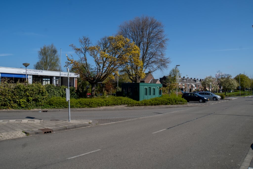 Garagebedrijf Autoservice Achthoven ligt nu grotendeels verscholen achter een heg. | Foto: J.P. Kranenburg