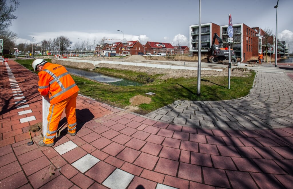 De werkzaamheden voor de veiligere oversteek . | Foto: Adrie van Duijvenvoorde 