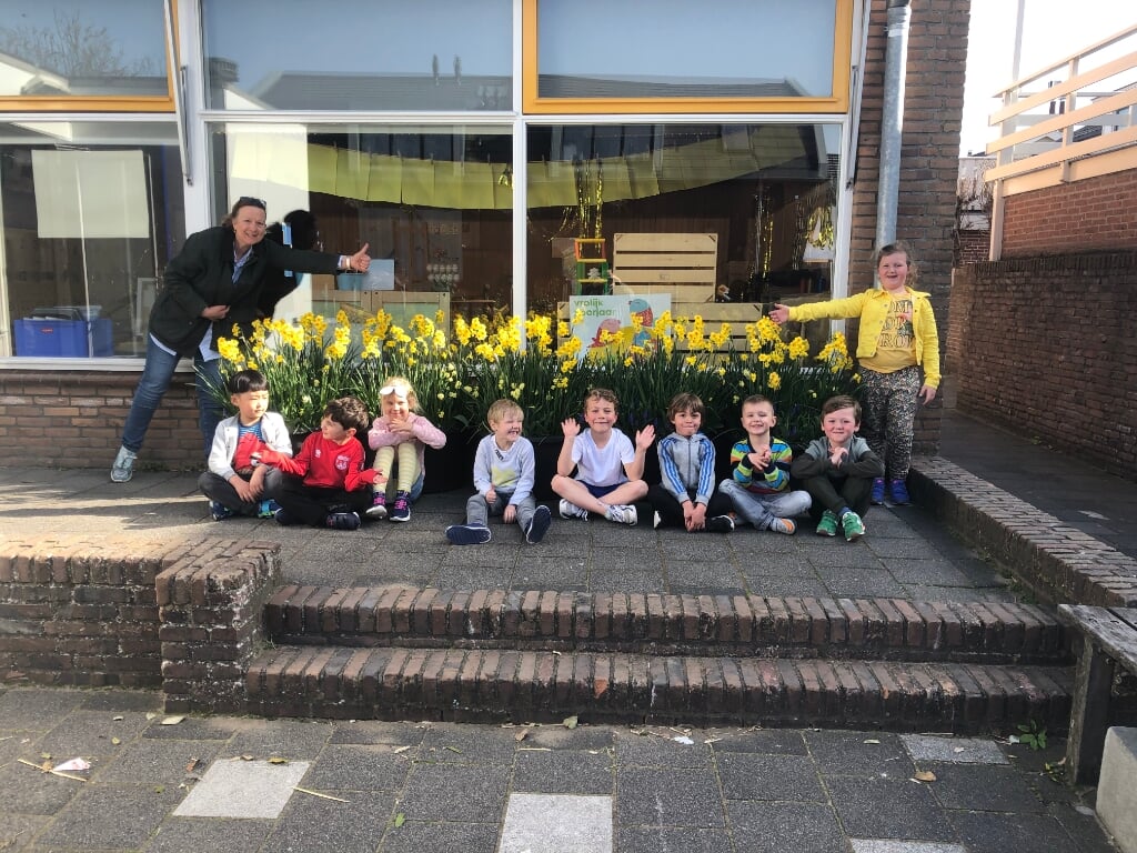 De leerlingen van groep 1 t/m 3 van De Zeehonk hebben zelf bloembollen geplant op het schoolplein. | Foto: PR