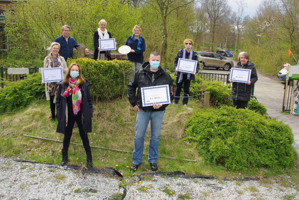 De SOEK deelde negenduizend euro uit aan goede doelen. | Foto Willemien Timmers