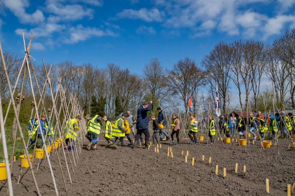 Wethouder Rik van Woudenberg gaat groep 6 van de Willem de Zwijgerschool voor bij het paadjestrappen. | foto: J.P. Kranenburg