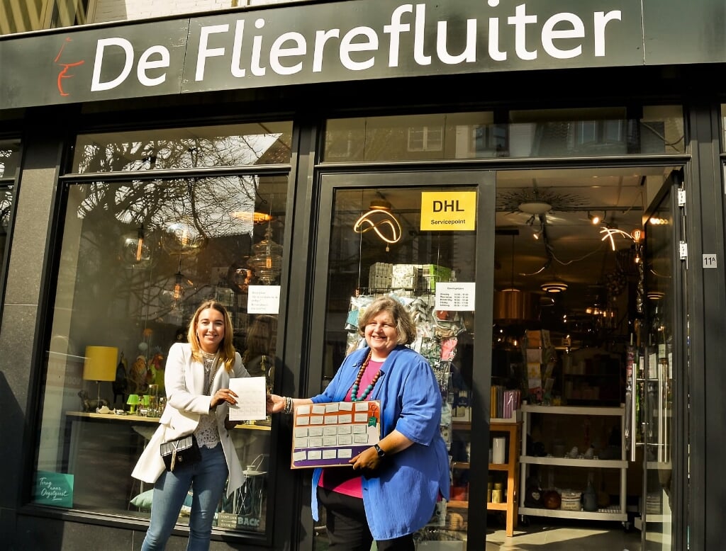  De Flierefluiter neemt de 5.000e Terug naar Oegstgeest-postzegel in ontvangst van Dorpsmarketing Oegstgeest.