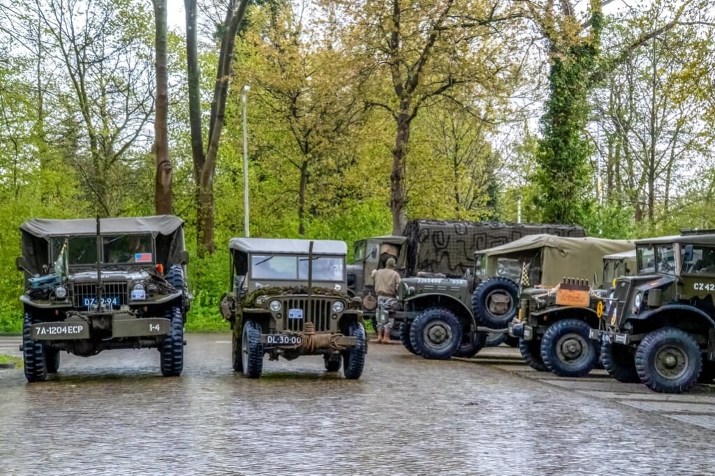 De zes legervoertuigen waarmee de Able Compagnie op 5 mei naar Leiderdorp kwam. | Foto: J.P. Kranenburg