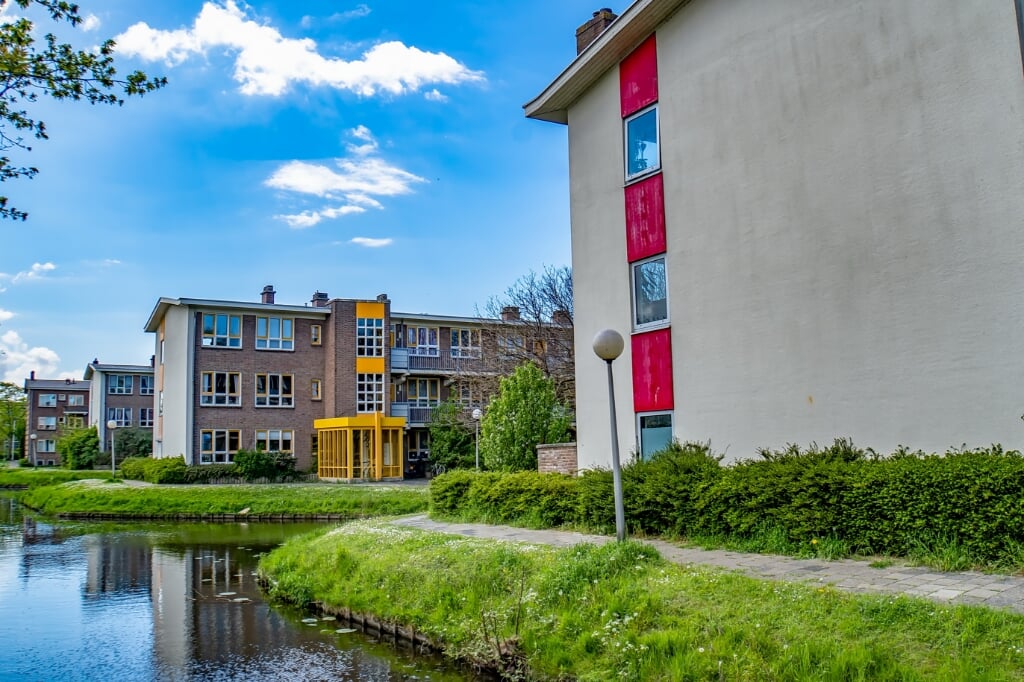 De flatgebouwen aan de Pinksterbloem, hier gezien vanaf de Simon Ouwerkerkstraat, worden vervangen door nieuwbouw. | Foto: J.P. Kranenburg 